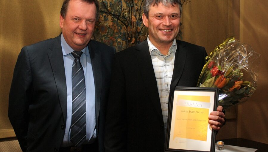 To personer med diplom. Foto.