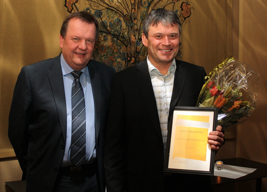 To personer med diplom. Foto.