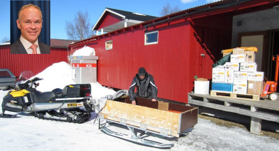 Snøsskuter med slede bak. Foto.