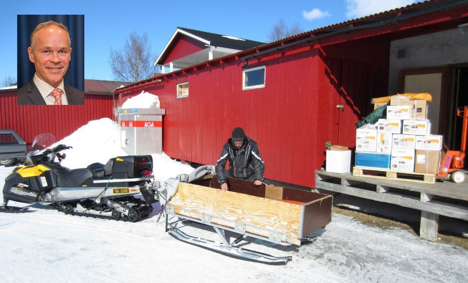 Snøsskuter med slede bak. Foto.