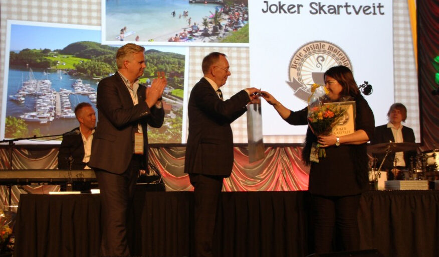 3 personer på scene. Foto.