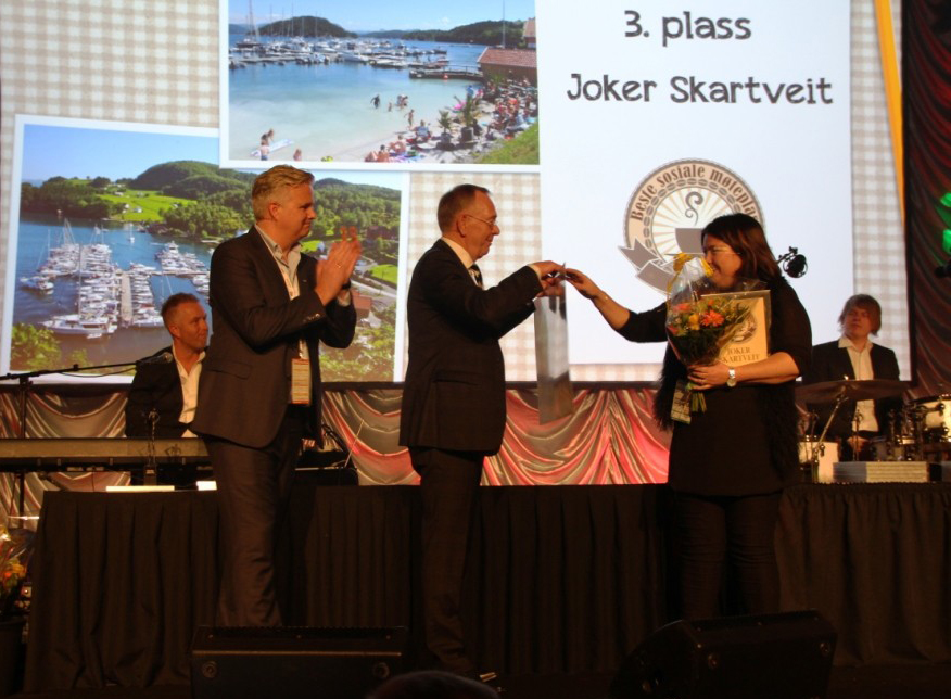 3 personer på scene. Foto.