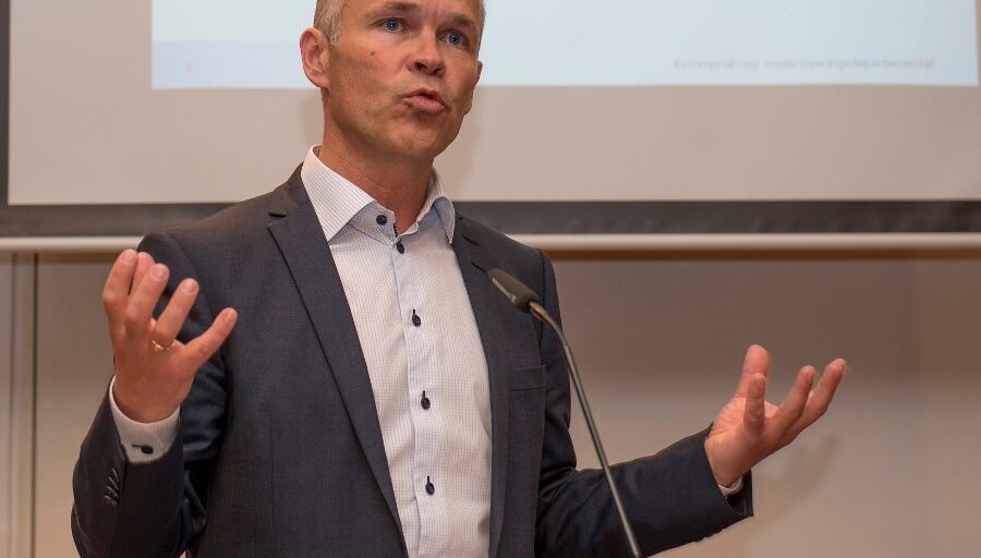 person på talerstol. Foto.