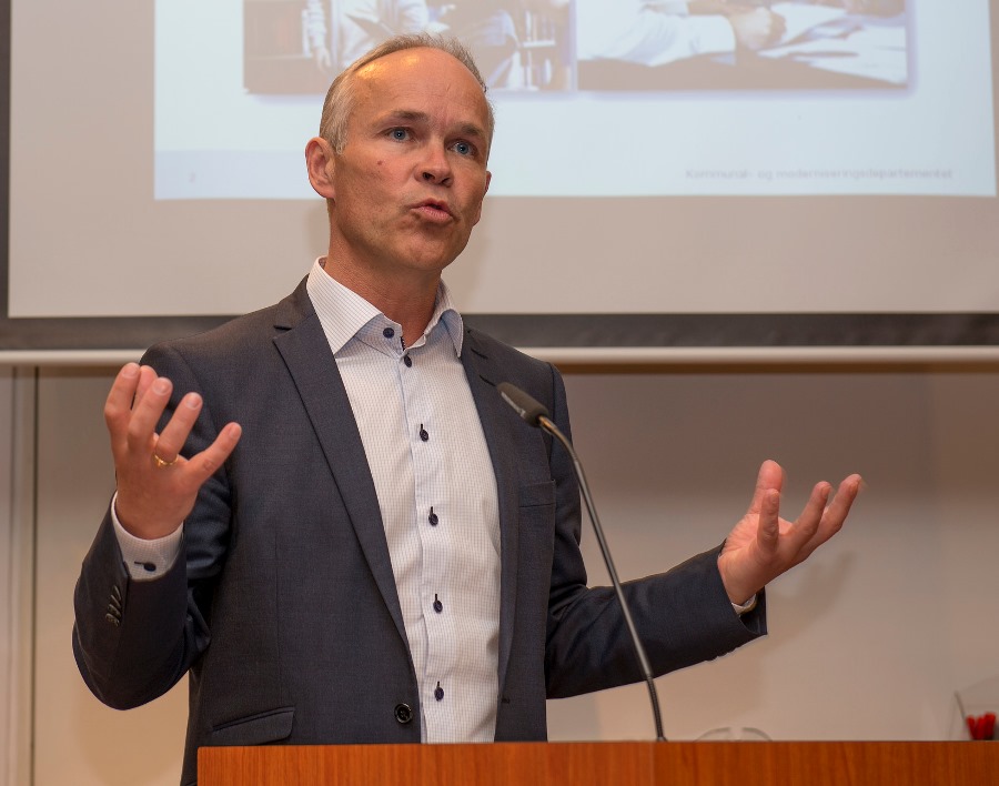person på talerstol. Foto.
