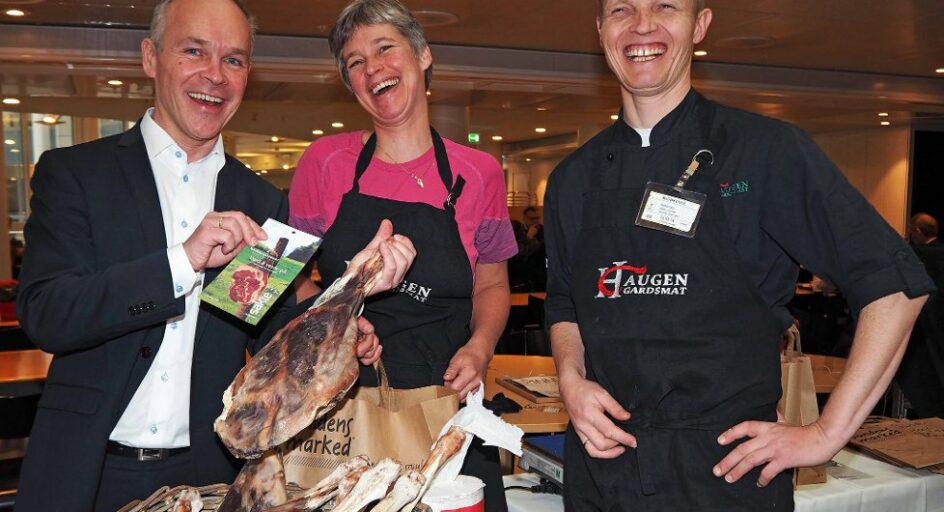 3 personer og fenalår. Foto.