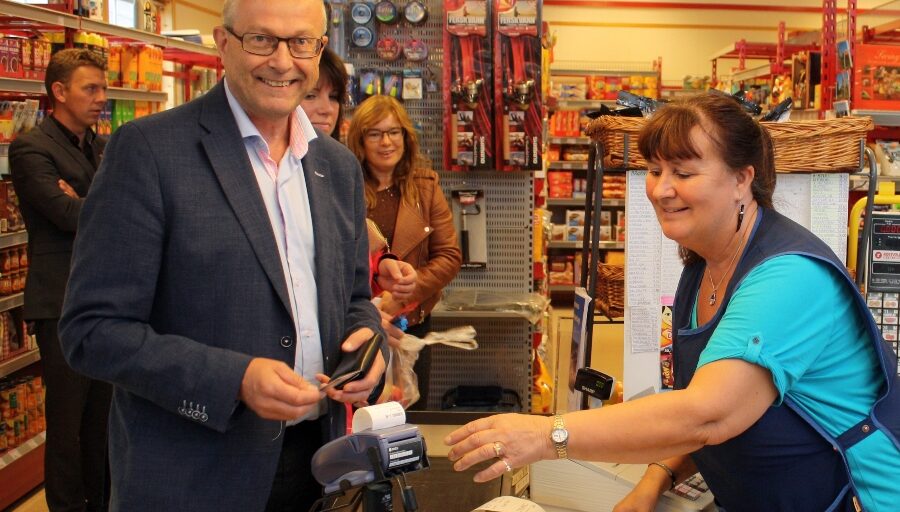 2 personer i kasse på butikk. Foto.