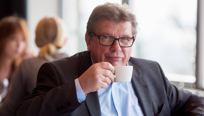 Person med kaffikopp. Foto.