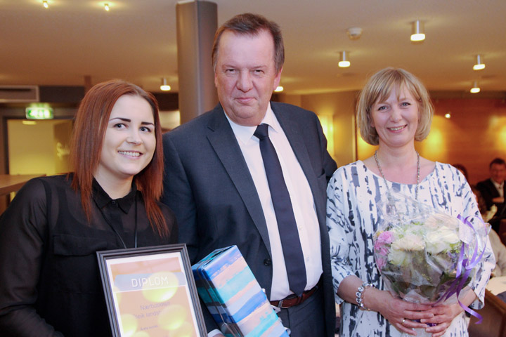 3 personer med diplom og blomst. Foto.