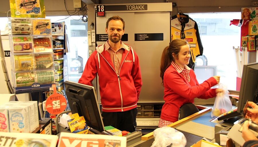 2 personer i kassen på butikk. Foto.