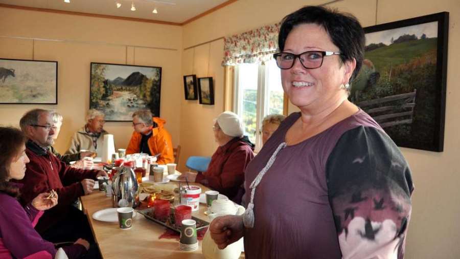 Mange personer innendørs. Foto.