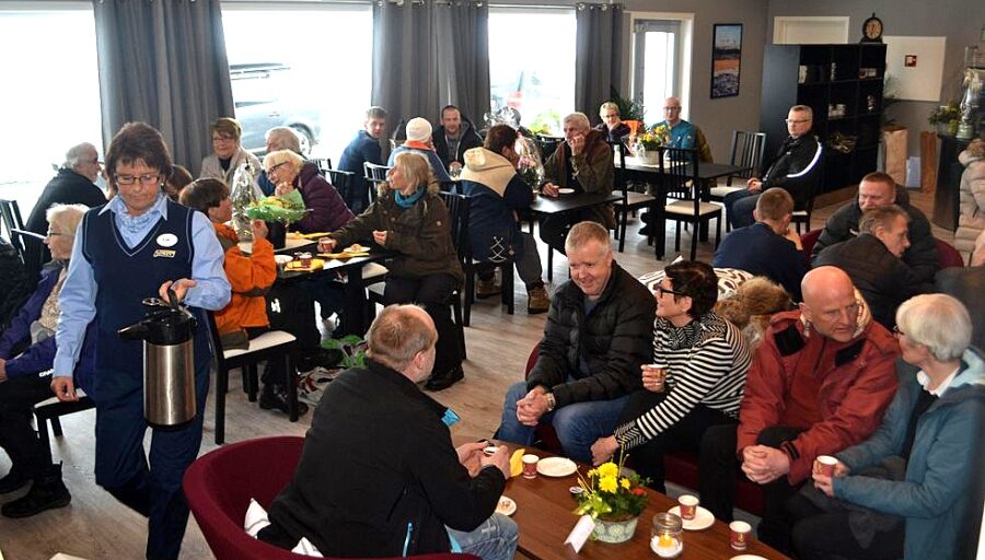 Mang personer på kafé. Foto.