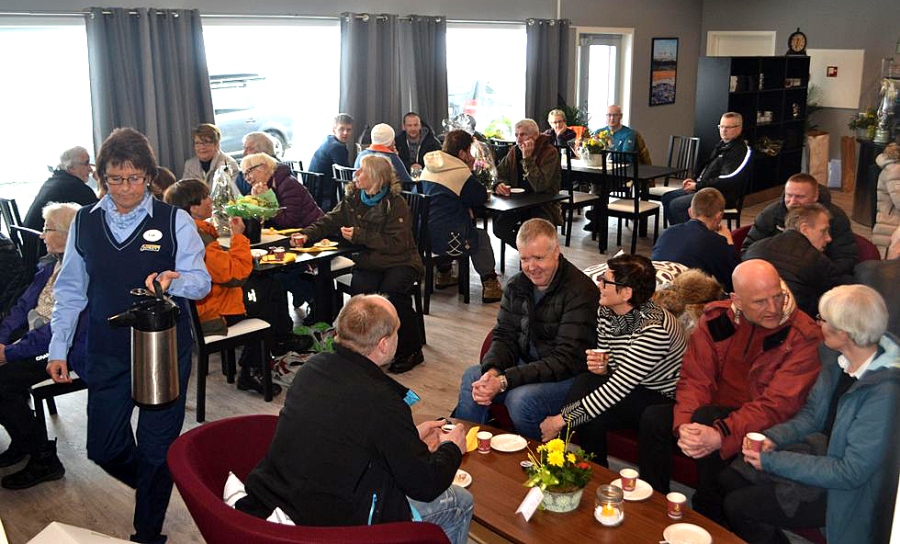 Mang personer på kafé. Foto.