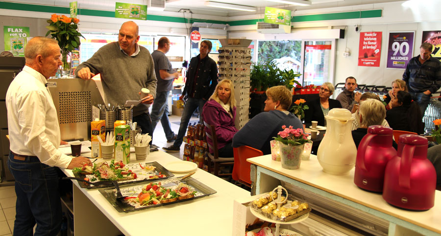 Mange personer i kafélokale. Foto.