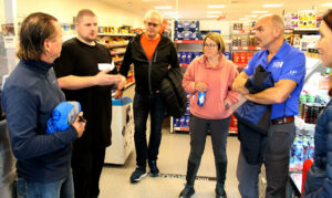 Seks personar i butikk.Foto.