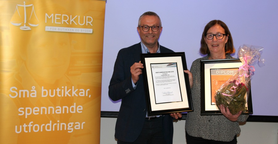 2 personar med blomst og diplom. Foto.
