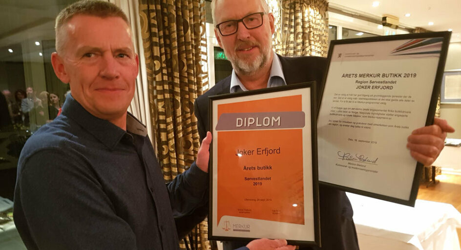 2 personar med blomst og diplom. Foto.