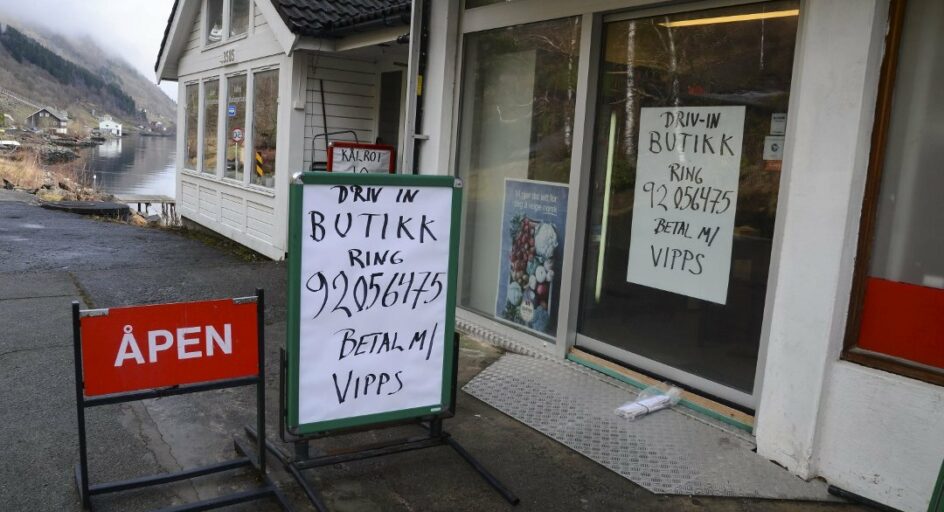 Butikk med plakater. Foto.