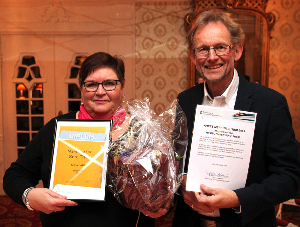 To personer med blomster og diplom