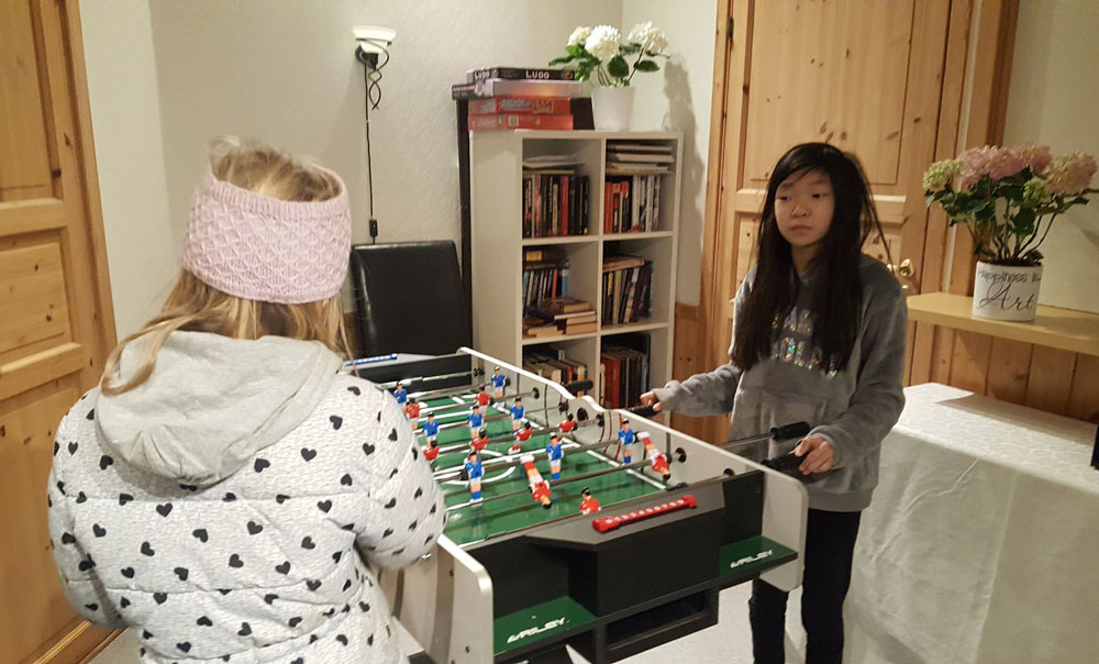 2 barn spelar fussball. Foto.