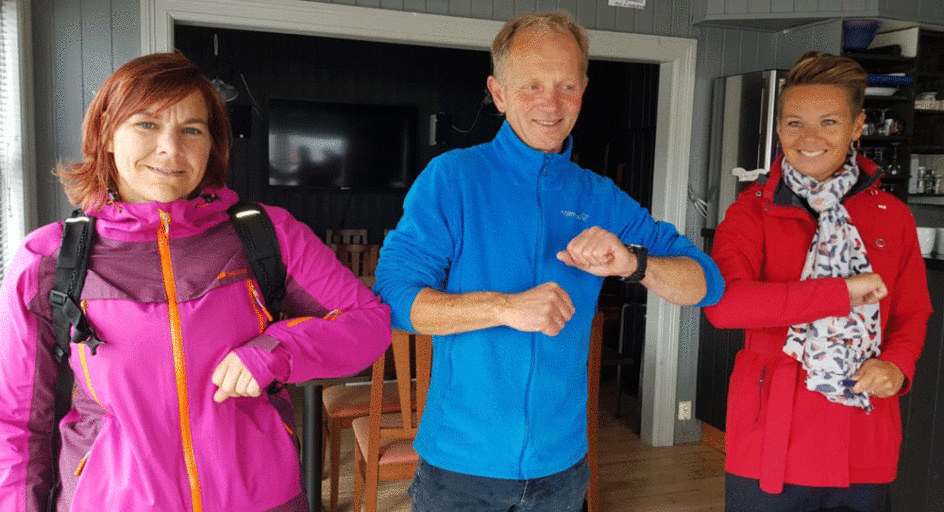 Tre personer hilser med albuene.