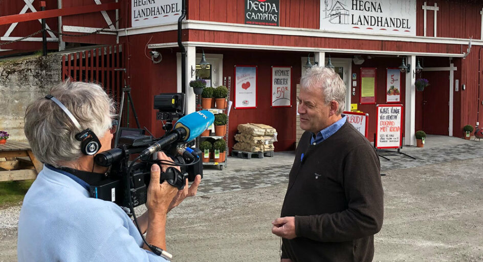 En person blir intervjuet av media. Foto.