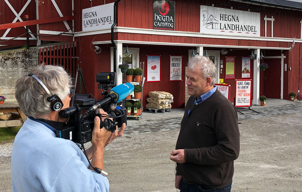 En person blir intervjuet av media. Foto.