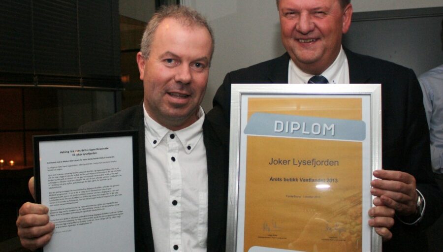 To personar med diplom. Foto.