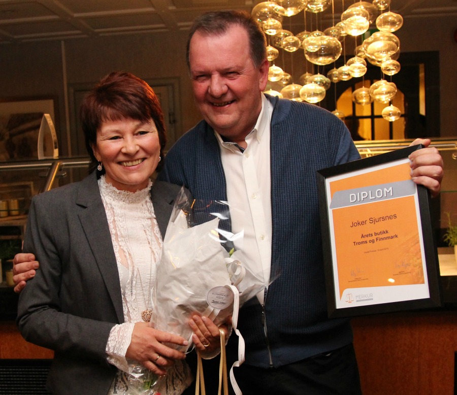2 peronar med blomst og diplom.