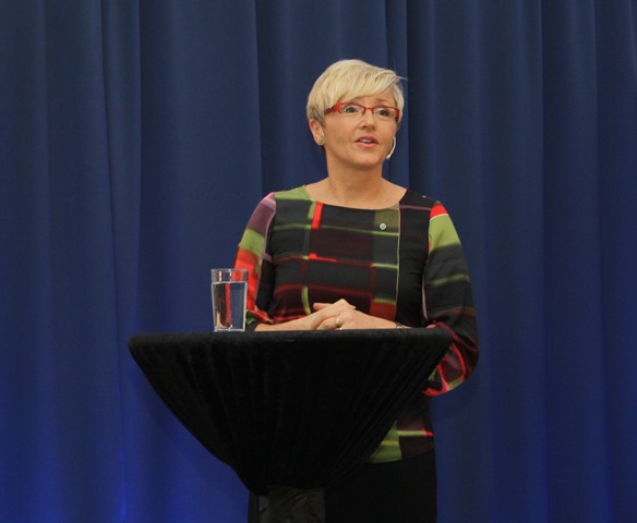 Person på talerstol. Foto.