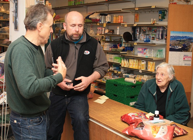 3 personer rundt butikkdisk.