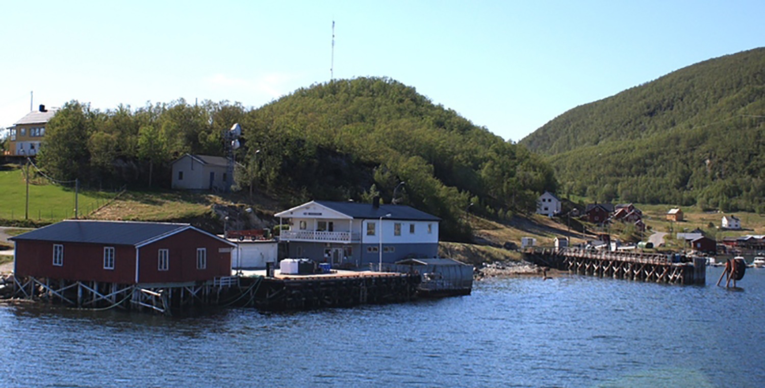 Butikkbygg ved fjorden. Foto.