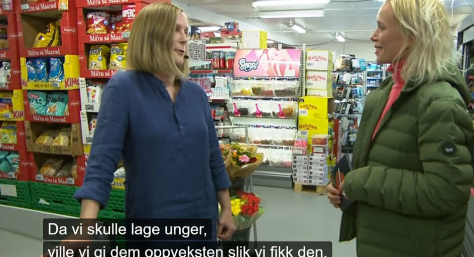 To personer i butikk.