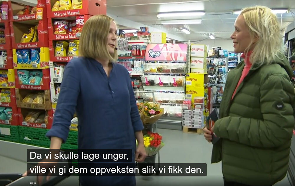 To personer i butikk.