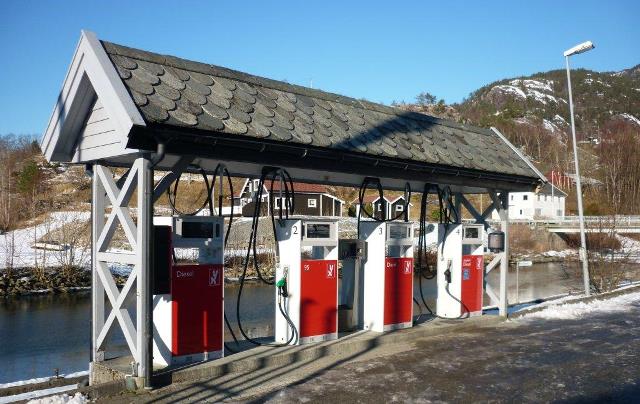 4 drivstoffpumper. Foto.