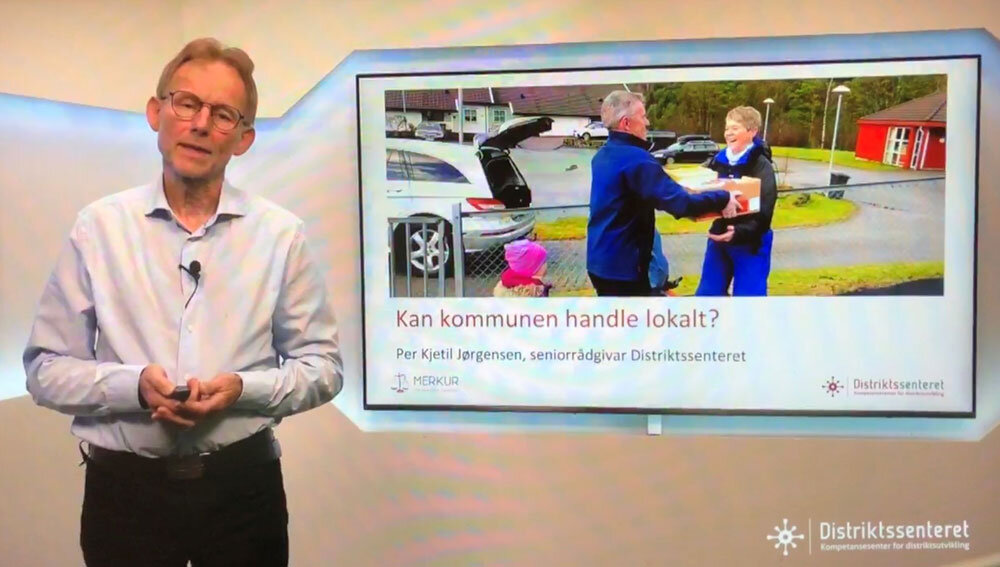 Mann framfor skjerm