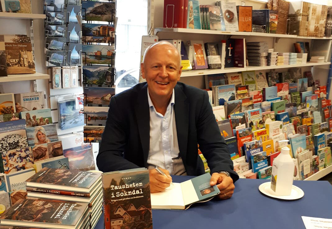 Person signerer en bok. foto.