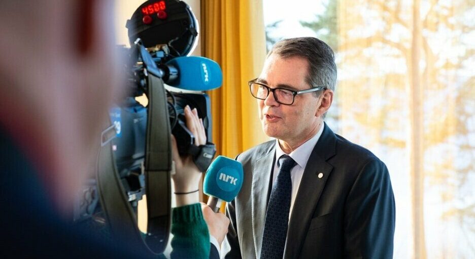 En person som intervjues av TV-kanal