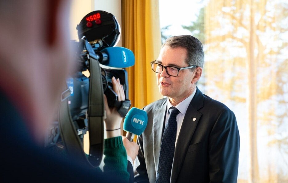 En person som intervjues av TV-kanal