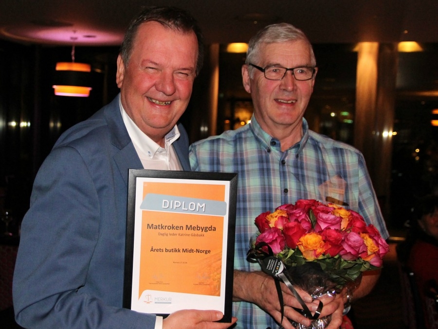 2 personar med diplom og blomst
