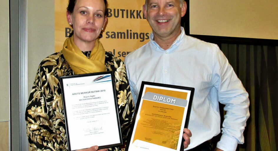 To personer med diplom. Foto.