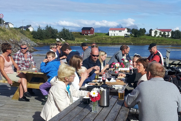 Personer på en brygge. Foto.