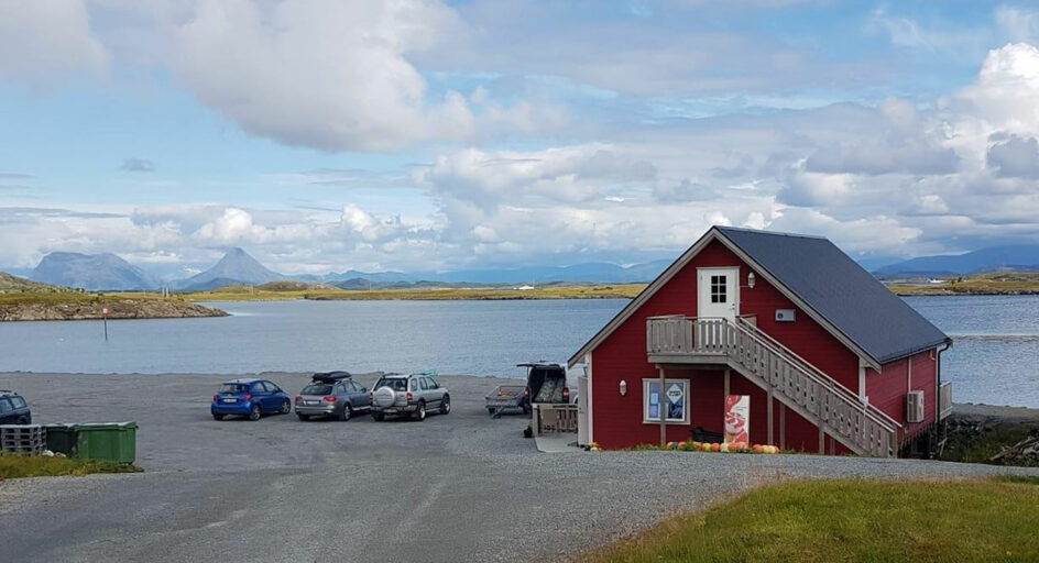 Butikkbygg ved kysten. Foto.