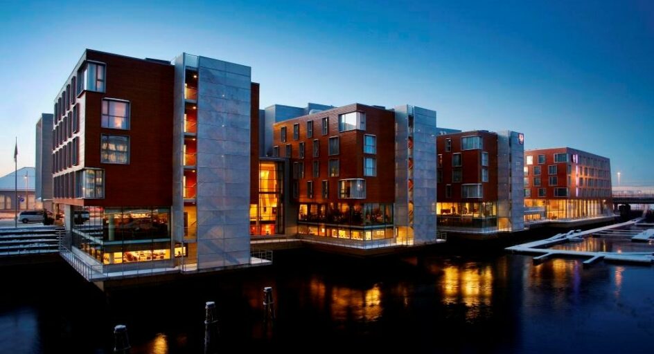 Hotell ved elvebredd. Kveld. Foto.