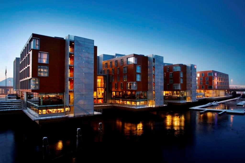Hotell ved elvebredd. Kveld. Foto.