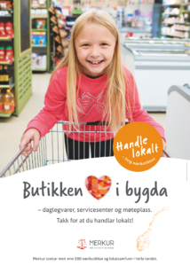 Smilande jente på ei handlevogn i ein daglegvarebutikk