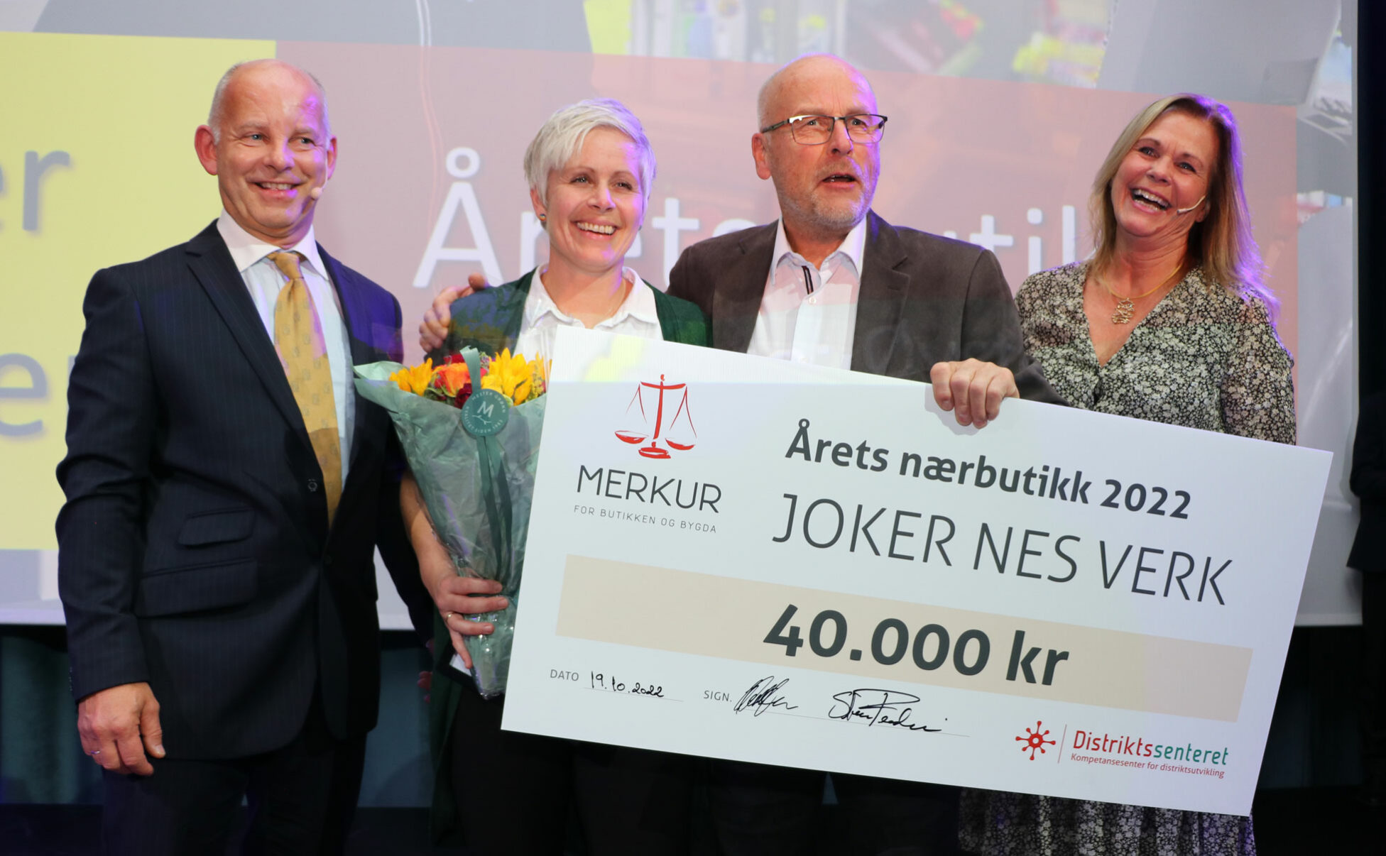 4 personer med stor sjekk på kr 40.000. Foto.