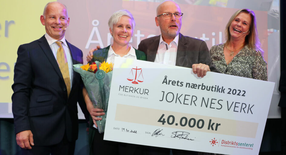 4 personer med stor sjekk på kr 40.000. Foto.