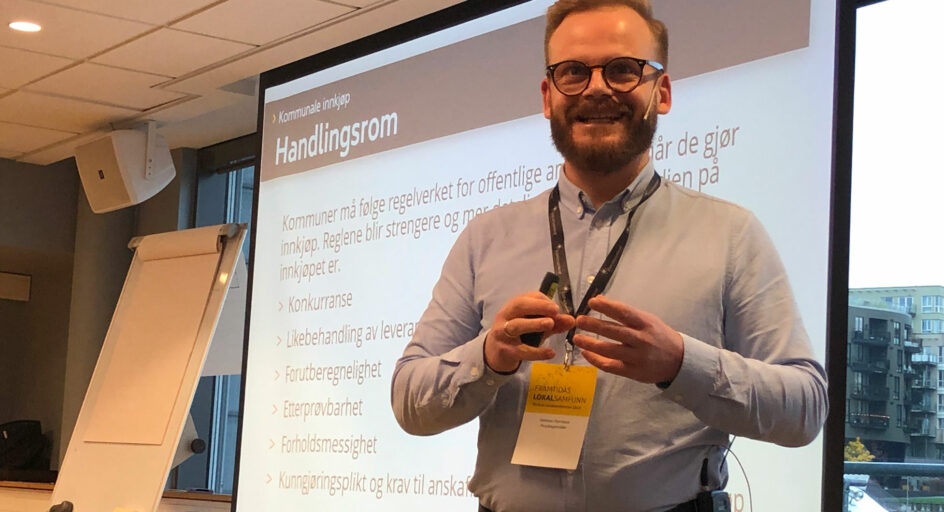Person foran presentasjon på lerret. Foto.