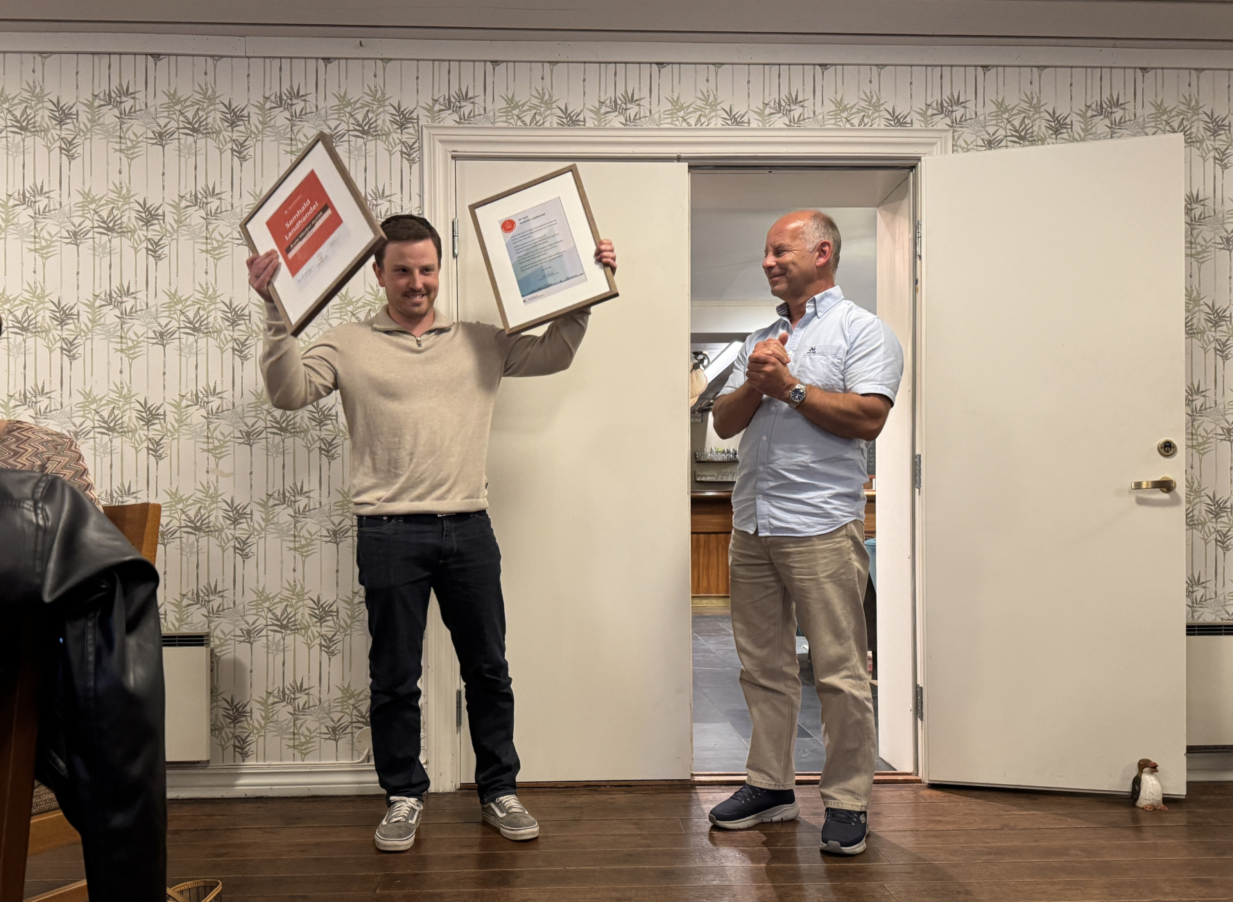 Menn som held diplomar
