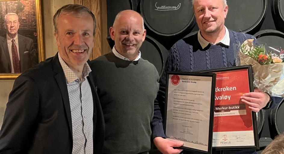 Menn som står ved siden av hverandre